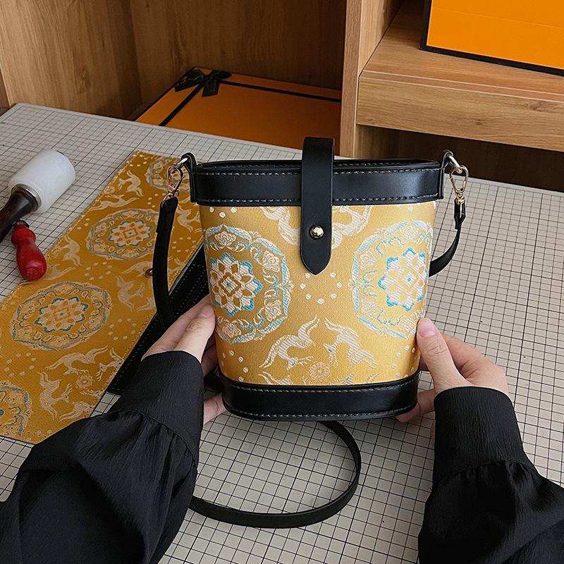Leatherwork Patterns - DIY ニットバッグ - ピンクのヴィンテージ柄ショルダーバッグ、斜めストラップ付き、PUレザーとシルクスカーフのバケットバッグ
