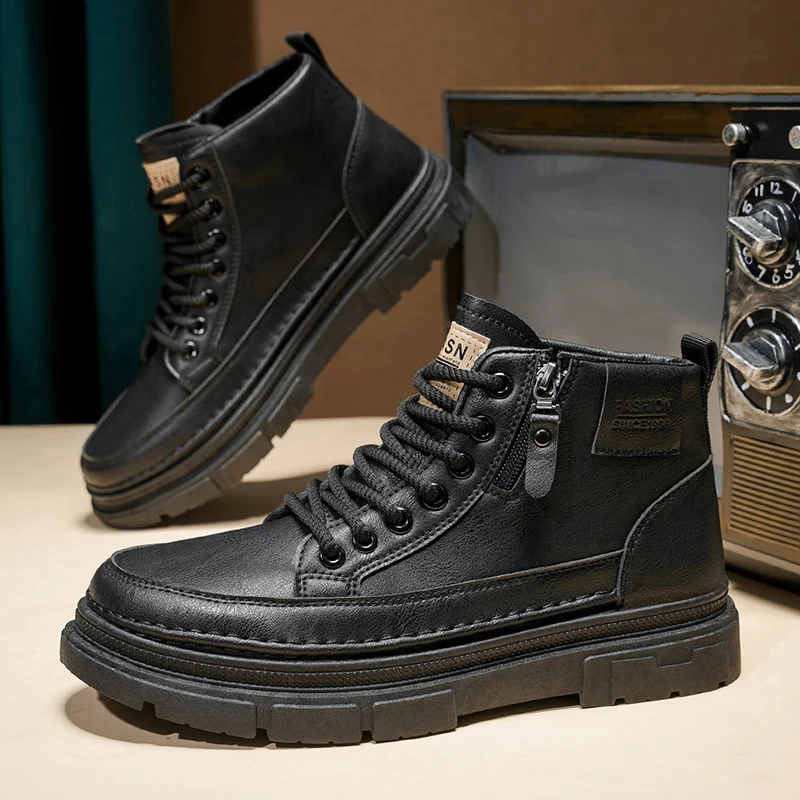 Leather Work Boots - レトロデザインのメンズアンクルブーツ。秋・冬に最適なプラットフォーム付きショートブーツ。メンズレザーブーツで、履き心地が良く、滑りにくく、ハイカットのデザイン。メンズ用ワークシューズとしても最適。