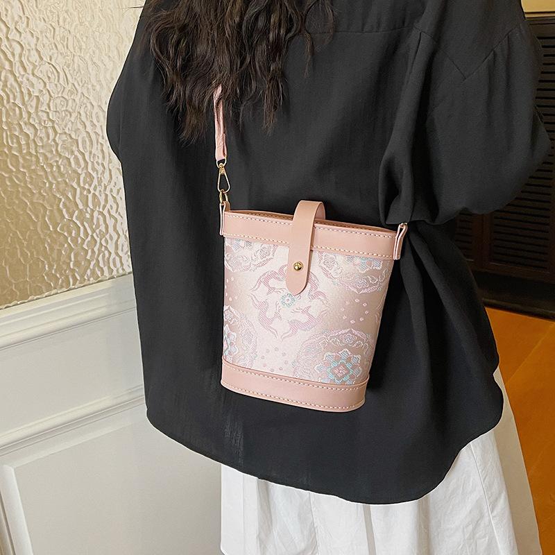 DIY ニットバッグ - ピンクのヴィンテージ柄ショルダーバ - Leatherwork Patterns のレビューと価格